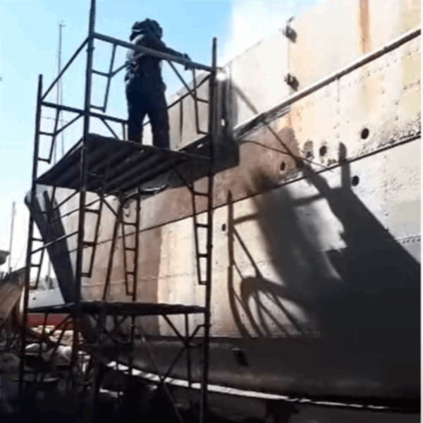 1.	Το Water Blast σε λειτουργία: καθαρισμός χωρίς σκόνη σε μεταλλική βιομηχανική επιφάνεια