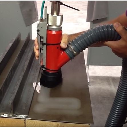 Confronto tra sabbiatura a secco e sabbiatura a umido, mostrando tecniche e applicazioni per rimuovere vernici, ruggine e contaminanti da varie superfici.